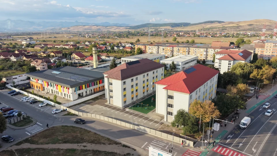 Vedere aeriană de ansamblu a Liceului Alexandru Domșa și a Grădiniței nr. 16 din Alba Iulia