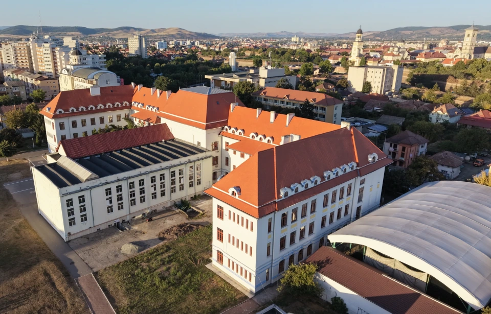 Perspectivă aeriană asupra fațadelor, acoperișurilor și curții interioare HCC Alba Iulia